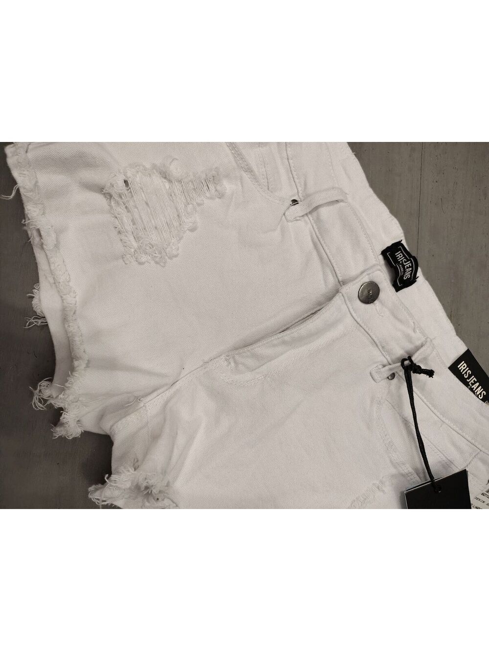 Iris Jeans Women's White stretch shorts Size Large NWT